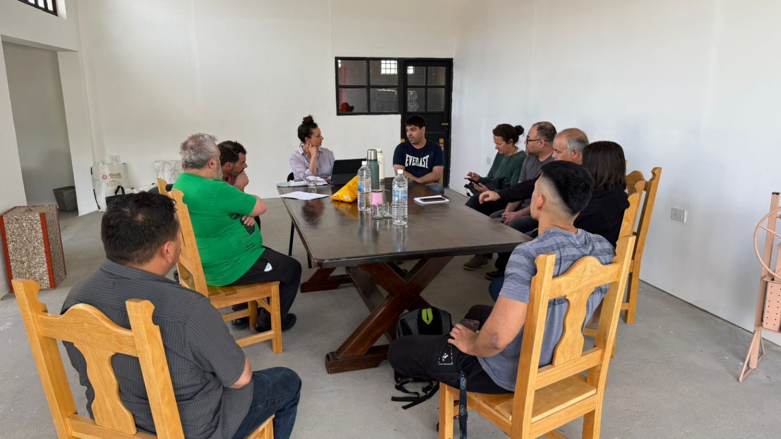 El municipio de Esquel realizó una reunión con generadores especiales para fortalecer la gestión responsable de residuos peligrosos en la ciudad