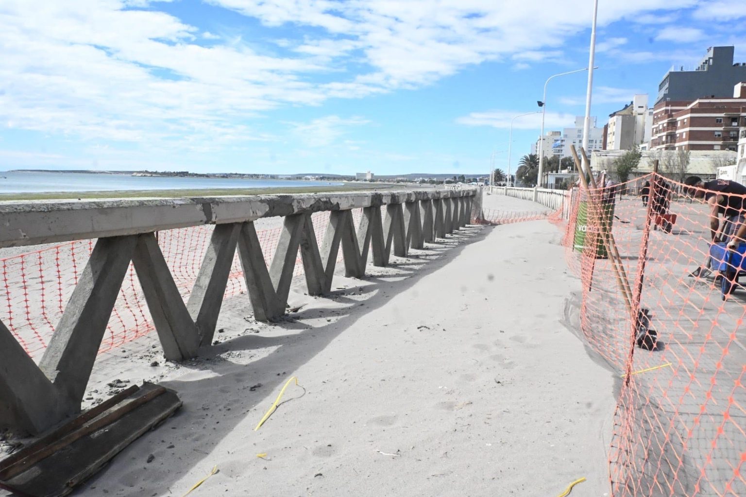 El Municipio de Puerto Madryn avanza con la reconstrucción del histórico Murete Costero, preservando su diseño original