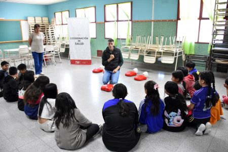Alumnos de la Escuela 216 del barrio INTA aprendieron técnicas de RCP dentro del programa Trelew Ciudad Cardioprotegida