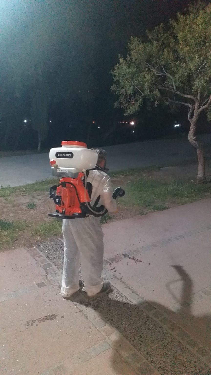 Se realizó un operativo de fumigación municipal en la laguna Chiquichano de Trelew para mejorar el entorno urbano