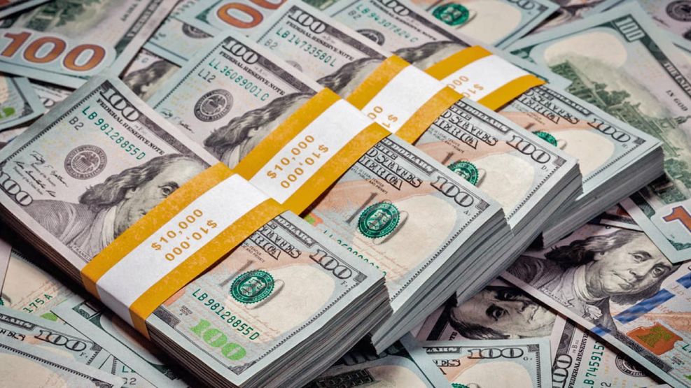 Salida récord de dólares en octubre marca el peor registro en ocho años