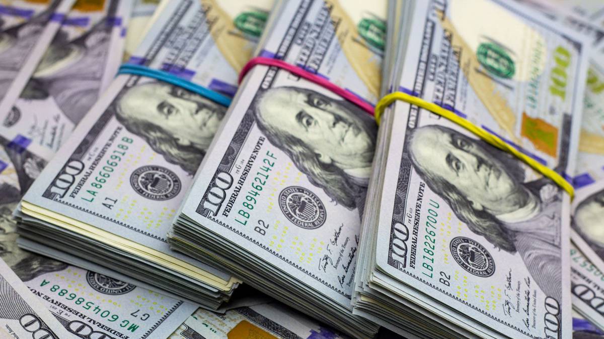 El dólar blue profundiza su baja y se acerca al dólar oficial