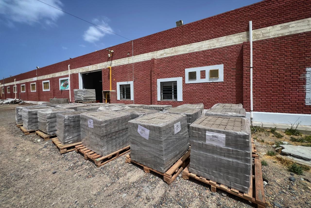 Infraestructura con recursos propios: Rawson fabrica 2.000 adoquines diarios