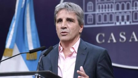 Caputo analiza ajustar la banda cambiaria y promete reforzar reservas