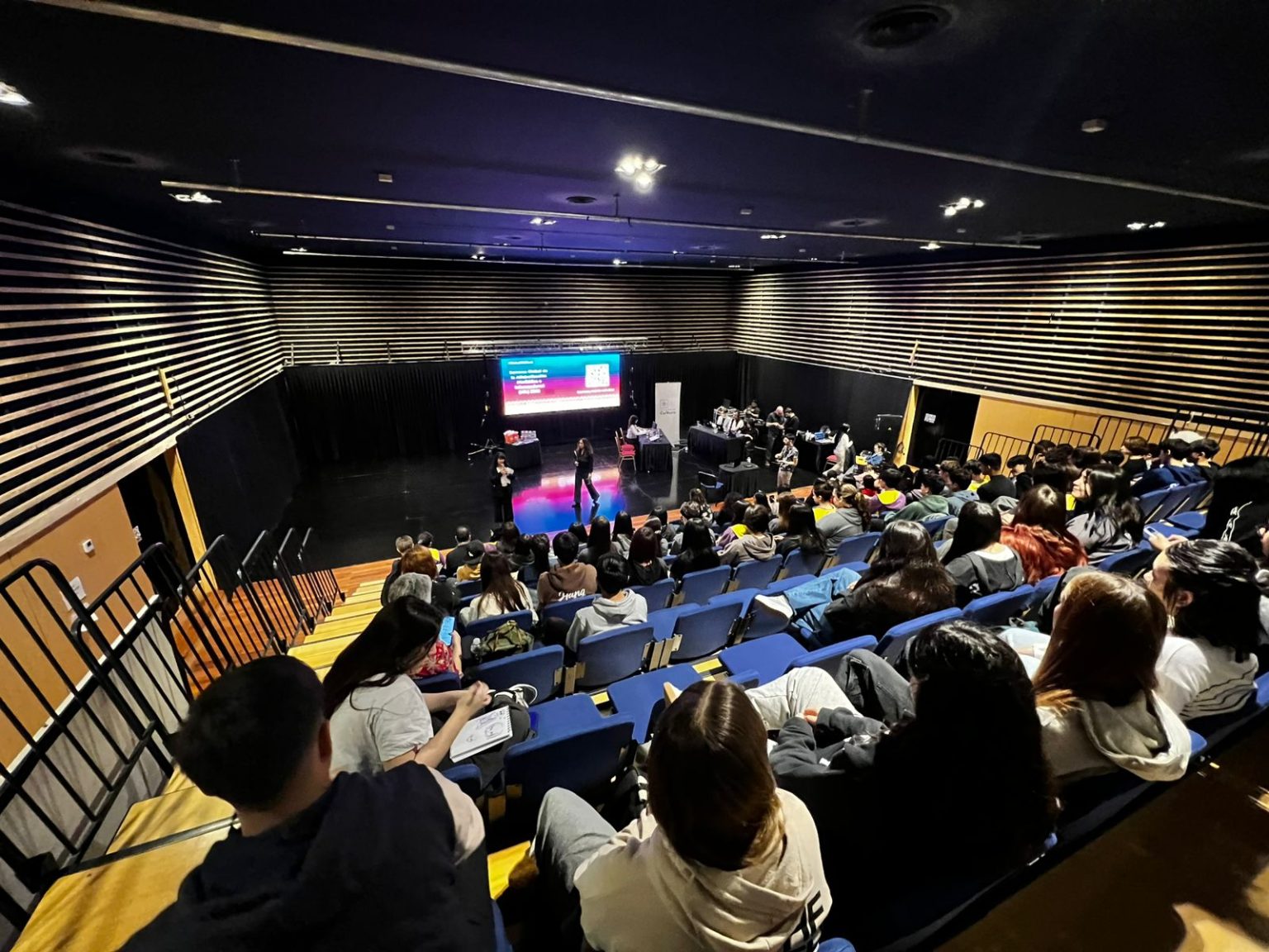 Comodoro afianza su liderazgo digital con un masivo debate sobre inteligencia artificial y cultura mediática