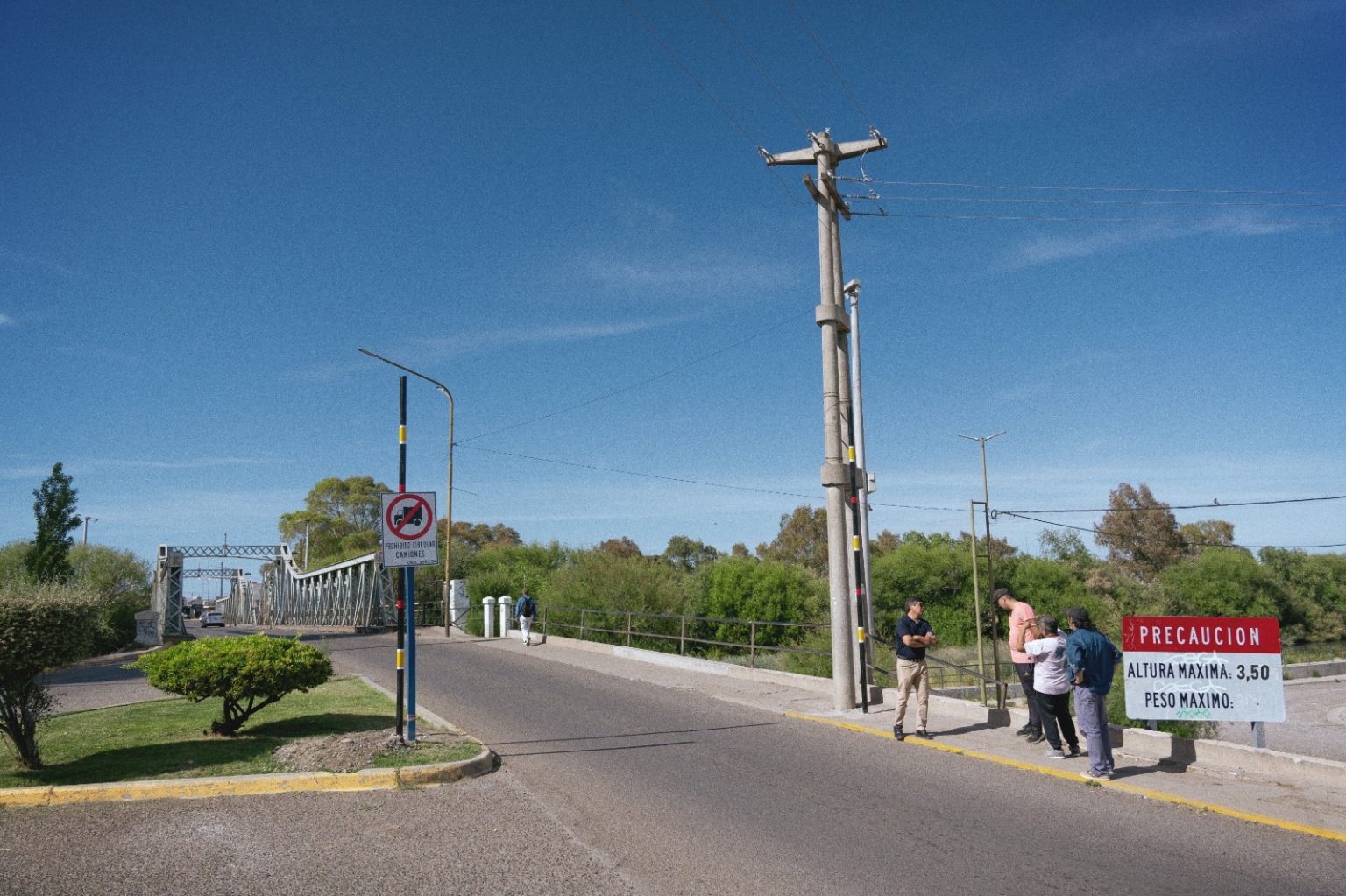Rawson refuerza normativa vial con nueva señalización en el Puente del Poeta