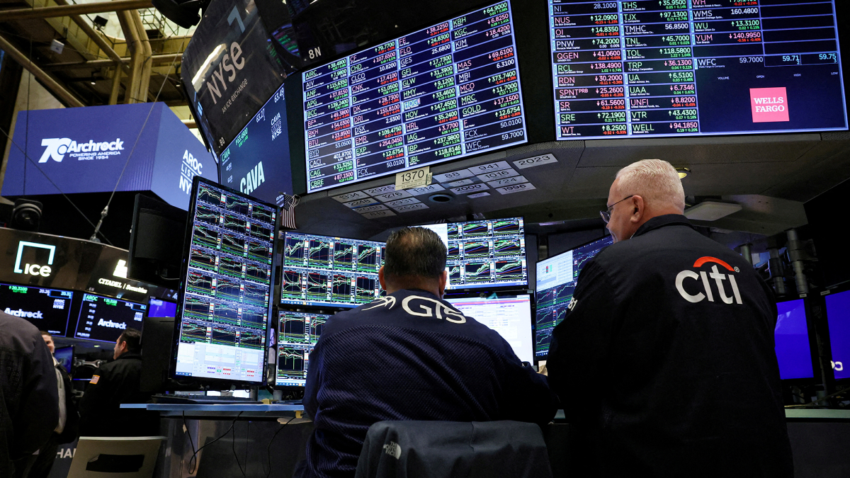 Wall Street retrocede: crece el temor por burbuja tecnológica