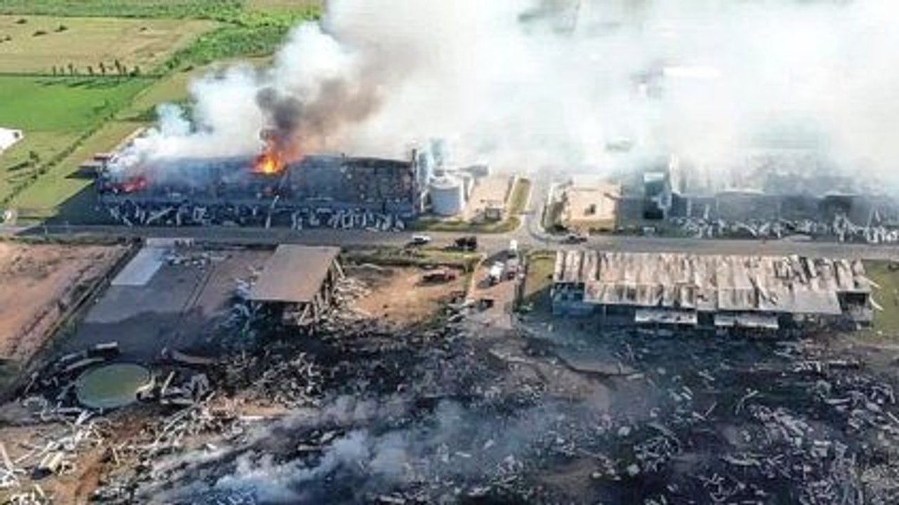 Investigan si una fuga química provocó el incendio y explosión en Ezeiza