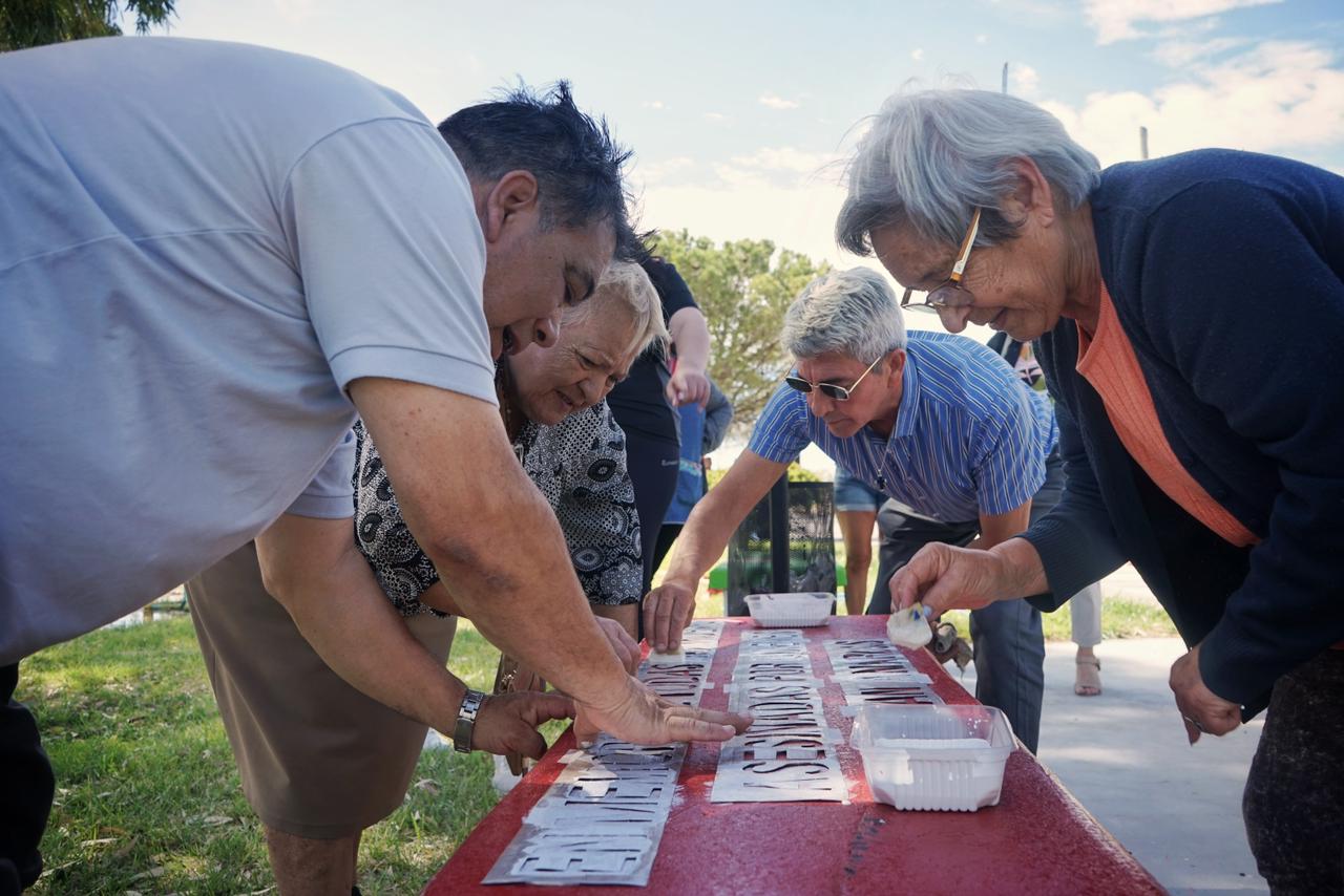 Rawson homenajeó a las víctimas de violencia de género con un Banco Rojo en el barrio Luis Vernet