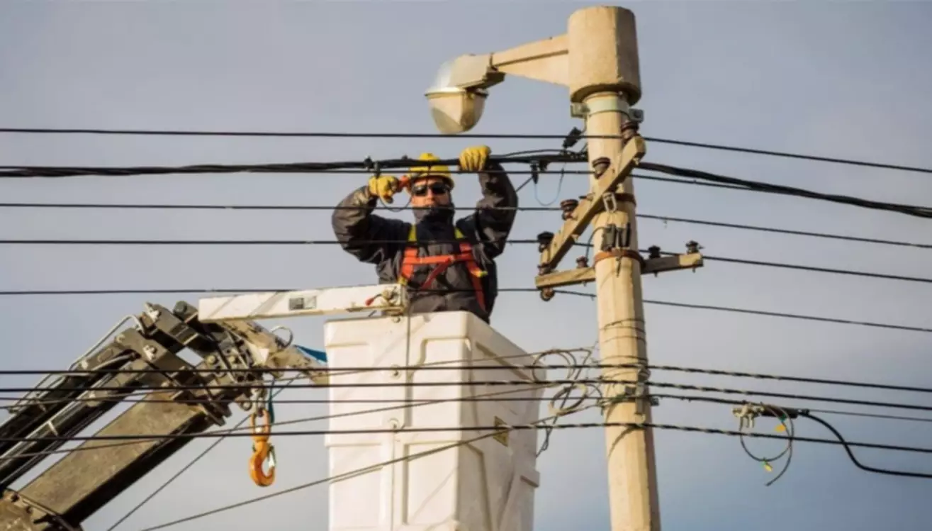 Trelew: cuadrillas de la Cooperativa atienden reclamos tras fuertes ráfagas de viento