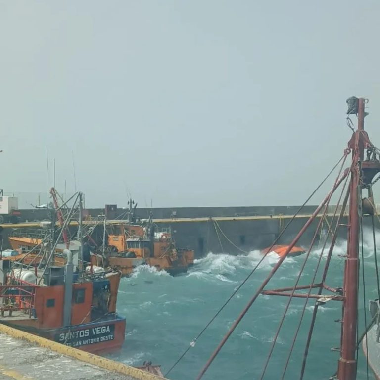 Tres barcos pesqueros se hundieron en Caleta Paula por el temporal de viento