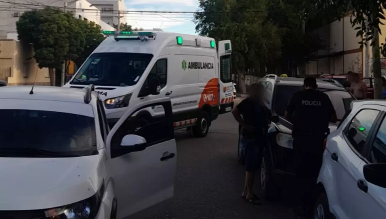 Trelew: Policía y emergencias asistieron a mujer de 80 años atropellada en Edison y 25 de Mayo