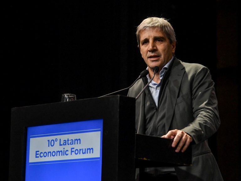 Caputo defiende las bandas cambiarias ante la UIA