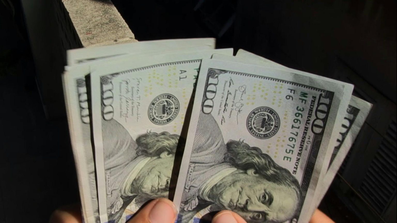 El dólar cierra la semana con leves retrocesos en todas sus variantes