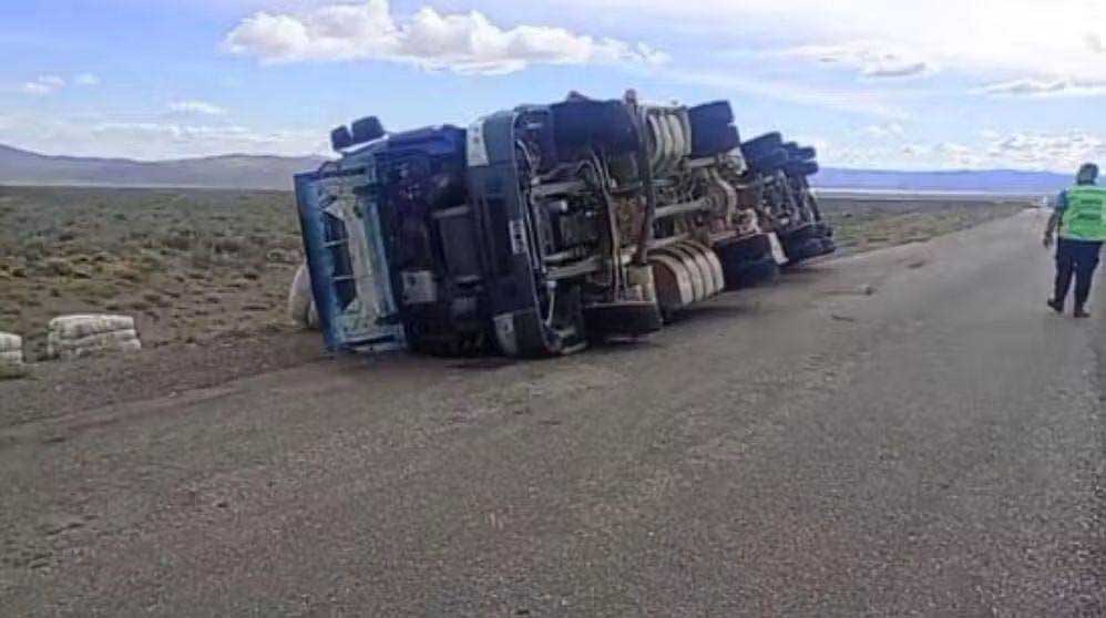 Camión con lana volcó en la Ruta 25 de Chubut