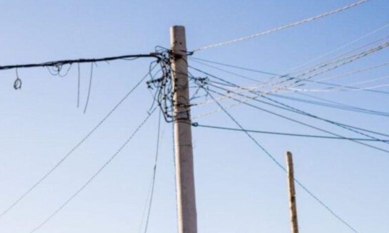 Crecen las quejas por el caos del cableado urbano en Chubut: «Hay cables que ya no prestan ninguna utilidad»