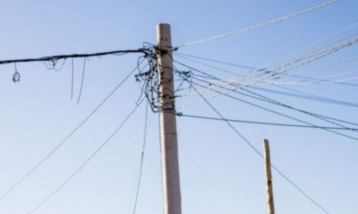 Crecen las quejas por el caos del cableado urbano en Chubut: «Hay cables que ya no prestan ninguna utilidad»