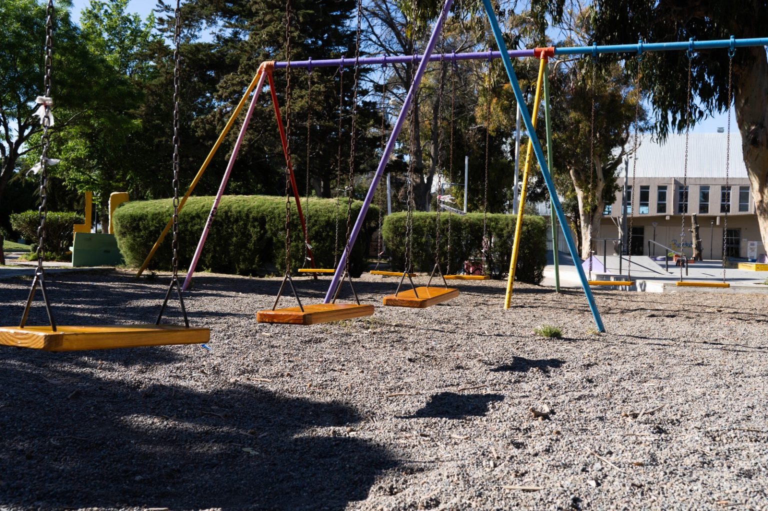 El Municipio recupera los juegos infantiles de la plaza Soberanía, vandalizados repetidamente, y pide compromiso vecinal para su cuidado.