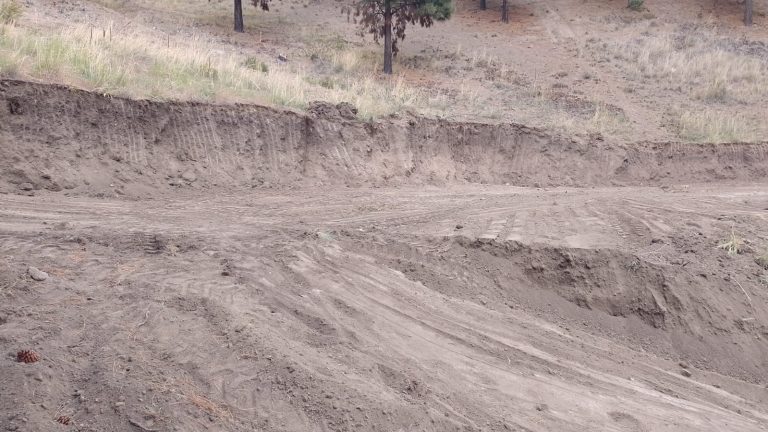 El Municipio de Esquel desaloja una ocupación ilegal en el camino al Cerro La Cruz y labra actuaciones
