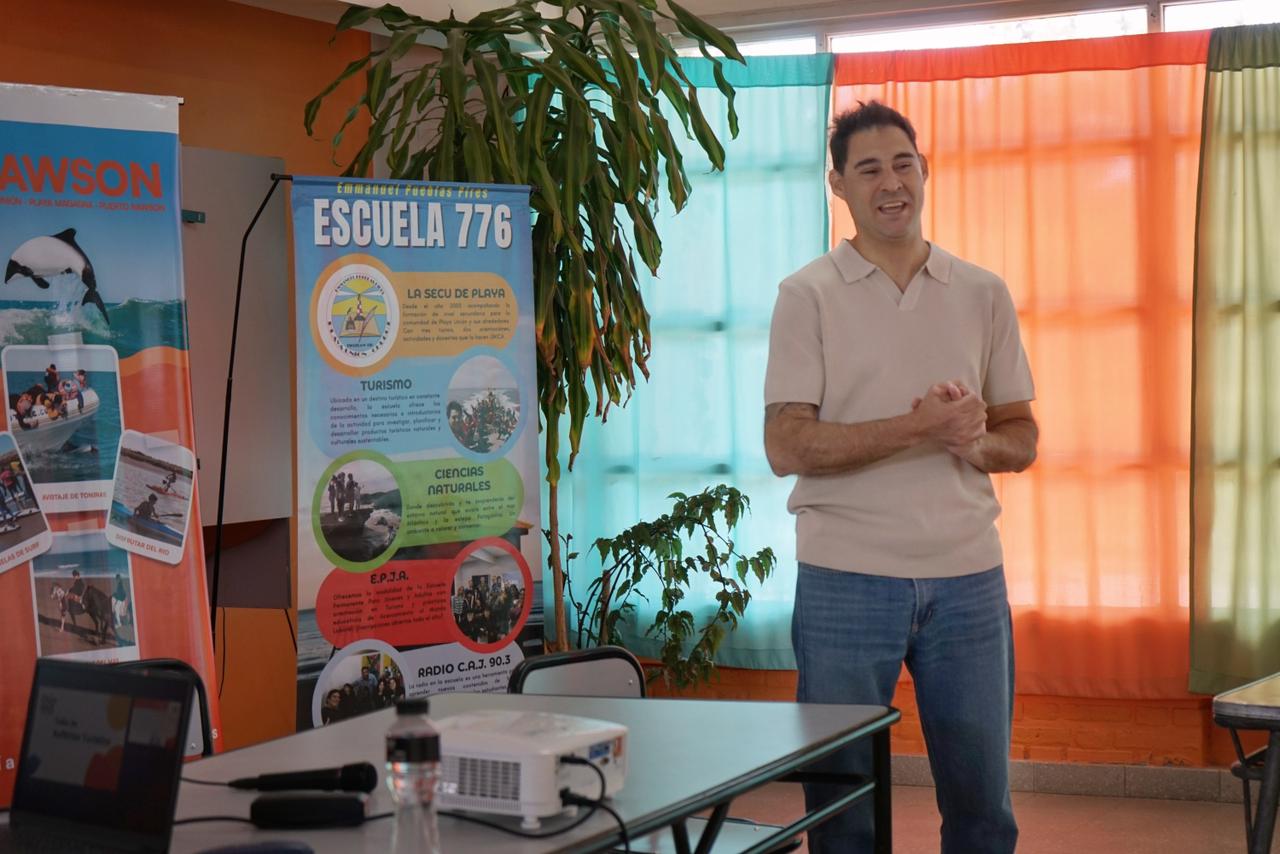 Estudiantes de Rawson se formaron en anfitrión turístico durante jornada en Playa Unión