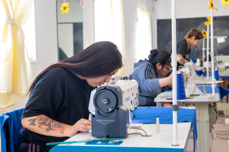 El Centro de Promoción Laboral impulsa la producción local de uniformes municipales en Comodoro
