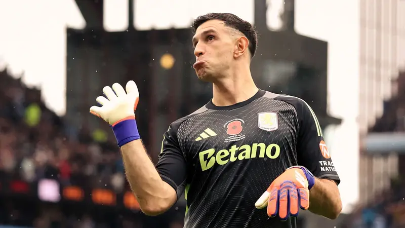 Es periodista en España, hincha de Independiente y atacó a Dibu Martínez: «Sobrevalorado»