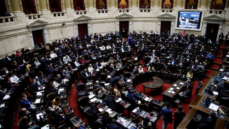 Gobierno resiste sesiones del Senado y tensiona con la oposición