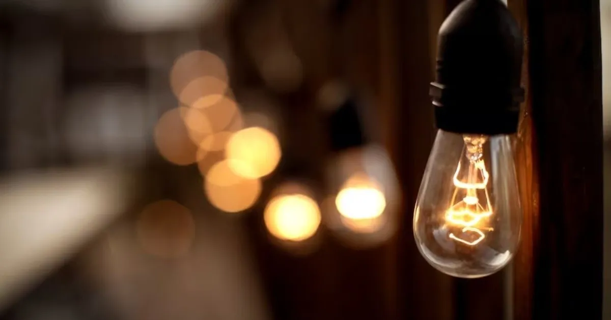 El Gobierno modificó la tarifa eléctrica y los hogares pagarán más luz que las empresas en verano: ¿Cuánto tendremos que pagar ahora?