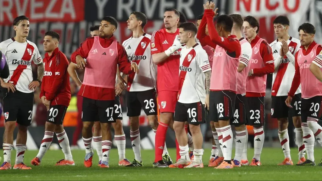 River planea sorpresa táctica con línea de 5 defensores vs Boca