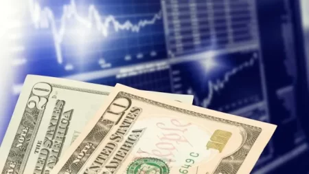 El dólar se aleja del techo de banda y opera a $1.404