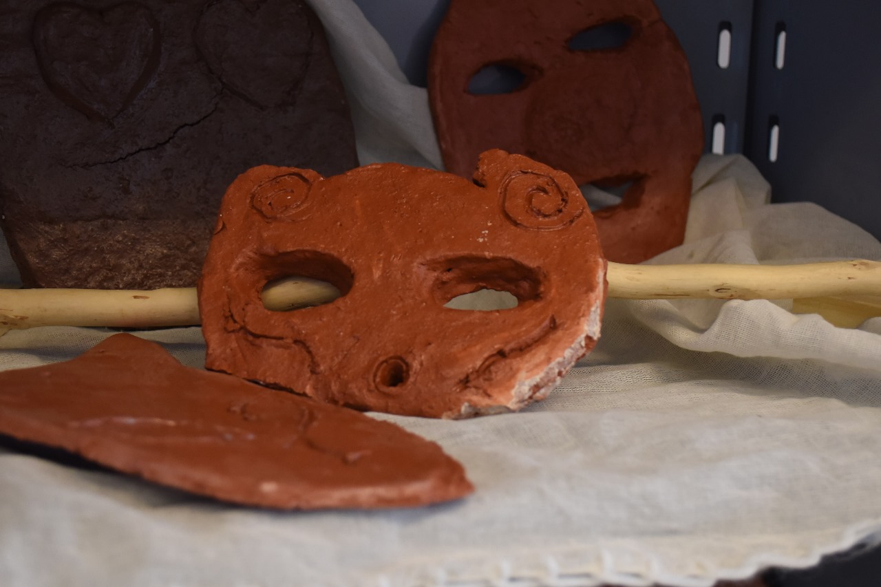 Rawson vive la muestra “Arcillas del Camino”, con máscaras cerámicas de alumnos rurales