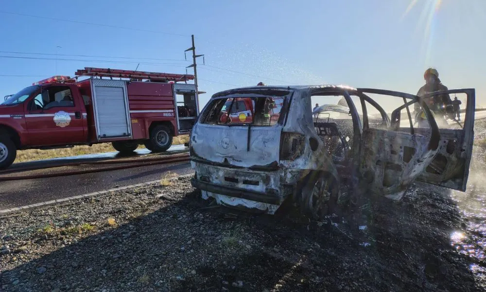 Auto se incendia en Ruta 25: conductor escapa ileso cerca de Trelew