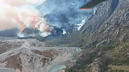 Chubut: El fuego avanza en El Turbio y el humo paraliza el apoyo aéreo