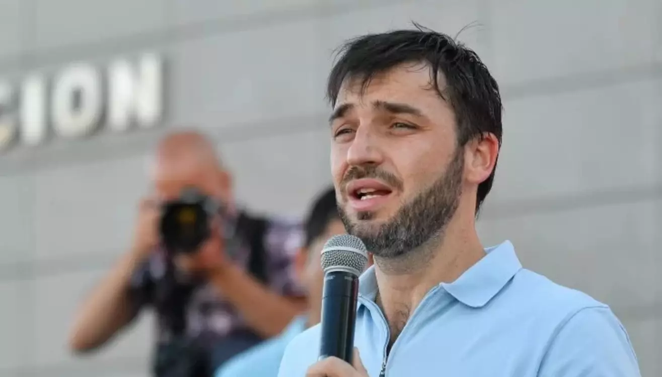 En Los Ángeles: Torres busca un salvavidas para la deuda de Chubut