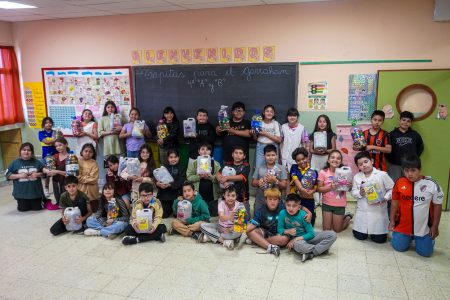 Estudiantes de la Escuela 178 de Rawson entregan tapitas reunidas para apoyar al Hospital Garrahan