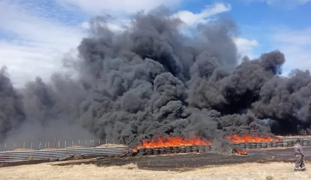 Incendio en autódromo de Comodoro genera columna de humo visible en la ciudad