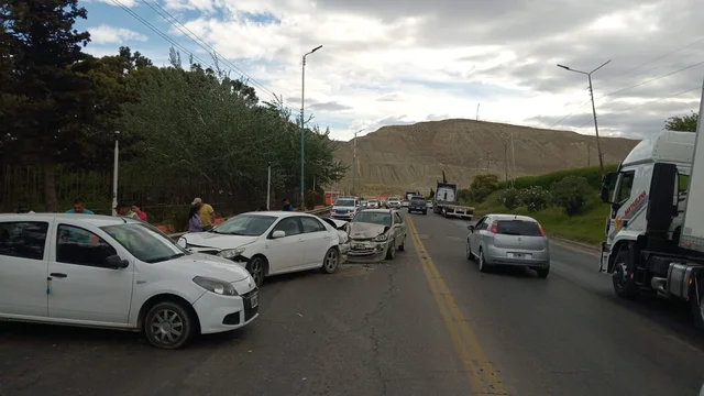 Comodoro Rivadavia: Accidente múltiple en la Curva del Chalet Huergo en la Ruta 3, sin heridos graves