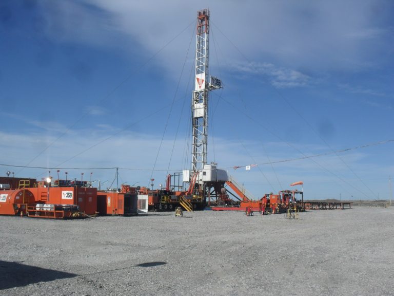 Tecpetrol, de Paolo Rocca, sigue los pasos de YPF, cede sus yacimientos maduros y detiene la producción en Chubut