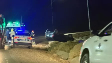 Violento accidente en Comodoro: un auto volcó de noche en la curva del camino Centenario