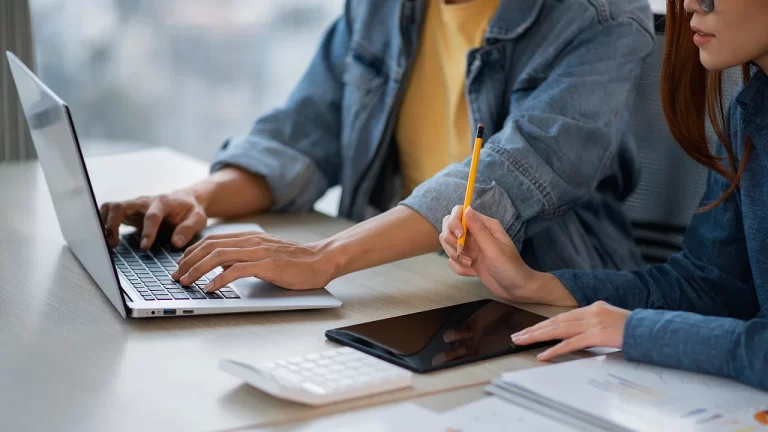 El mito del trabajo para toda la vida entra en crisis: llega el “pasaporte laboral”