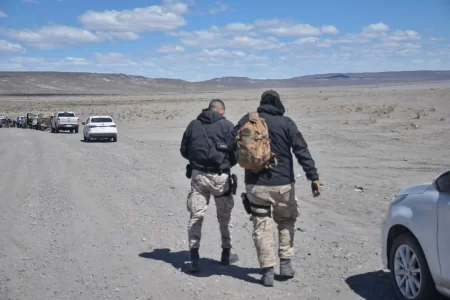 Refuerzan con cuatriciclos y caballos la búsqueda de una policía desaparecida en Chubut