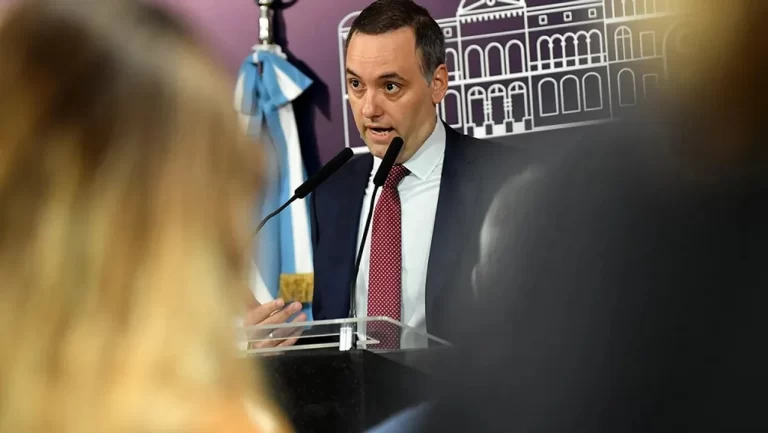 Manuel Adorni presentó el resumen semanal con eje en la baja de la pobreza