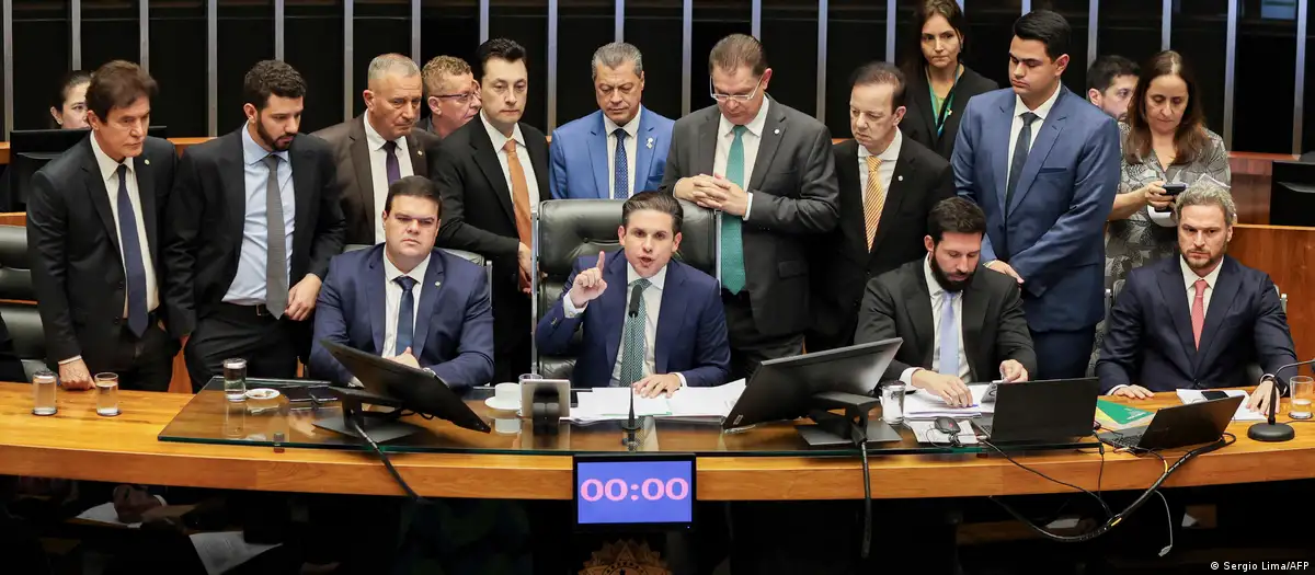 Brasil aprueba ley que podría reducir drásticamente la condena de Bolsonaro