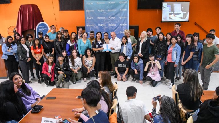 Sastre entregó certificados a vecinos de Madryn que completaron cursos y capacitaciones