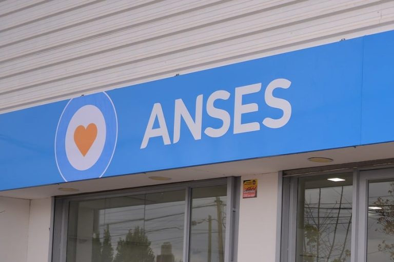 ANSES: Quiénes cobran jubilaciones, AUH y pensiones este martes