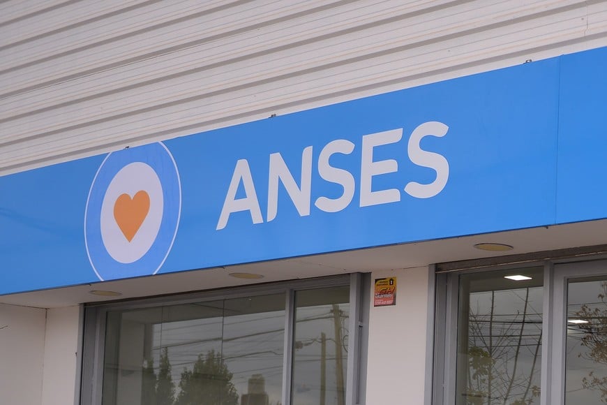 ANSES: Quiénes cobran jubilaciones, AUH y pensiones este martes
