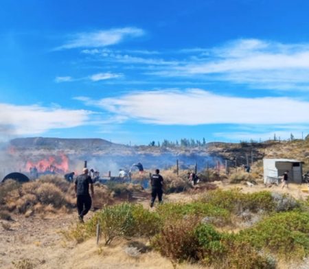 Bomberos combatieron tres incendios de pastizales en Comodoro Rivadavia