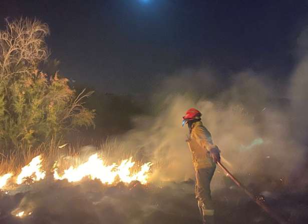 Bomberos de Rawson evitaron que un incendio de pastizales afectara zonas críticas