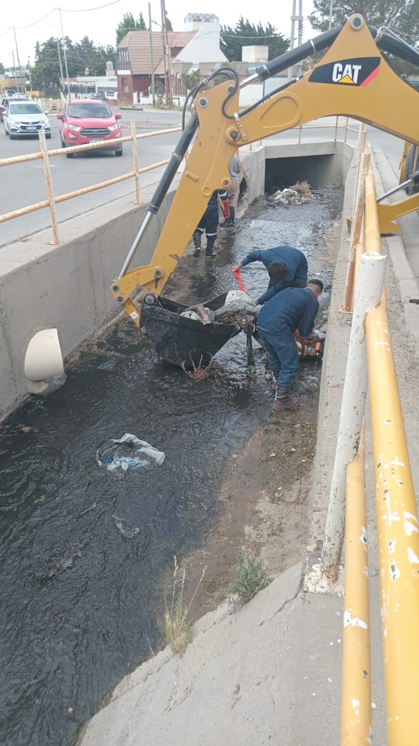 Limpieza y mantenimiento del canal de Avenida Roca en Comodoro Rivadavia
