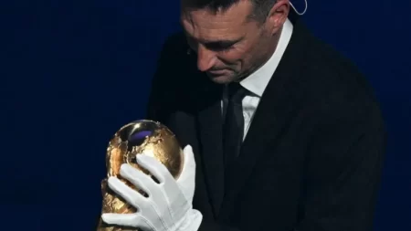 Conmebol explicó por qué Scaloni usó guantes para entregar la Copa del Mundo